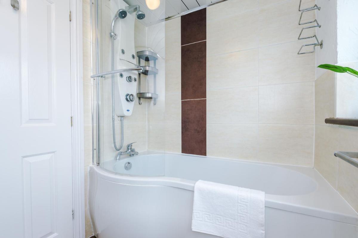 Spacious 4-Bed House Near Wigan Warrington - Housity