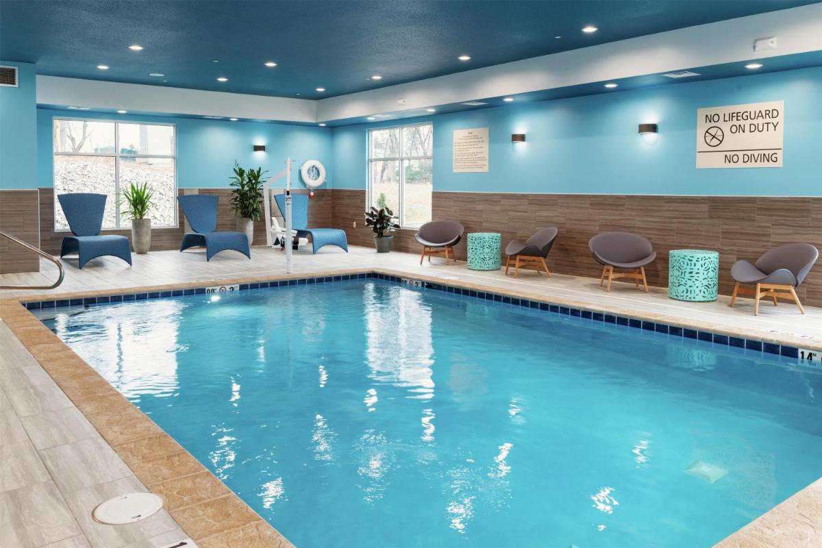 Hampton Inn & Suites Pittsburgh New Stanton PA - Housity