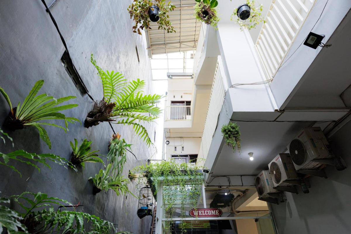 RedDoorz Plus near Malang Town Square - Housity