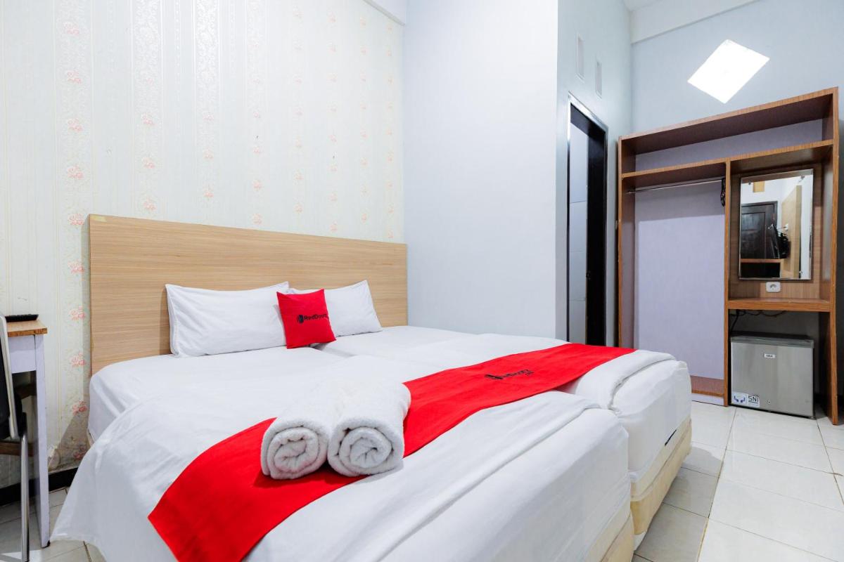 RedDoorz Plus near Malang Town Square - Housity