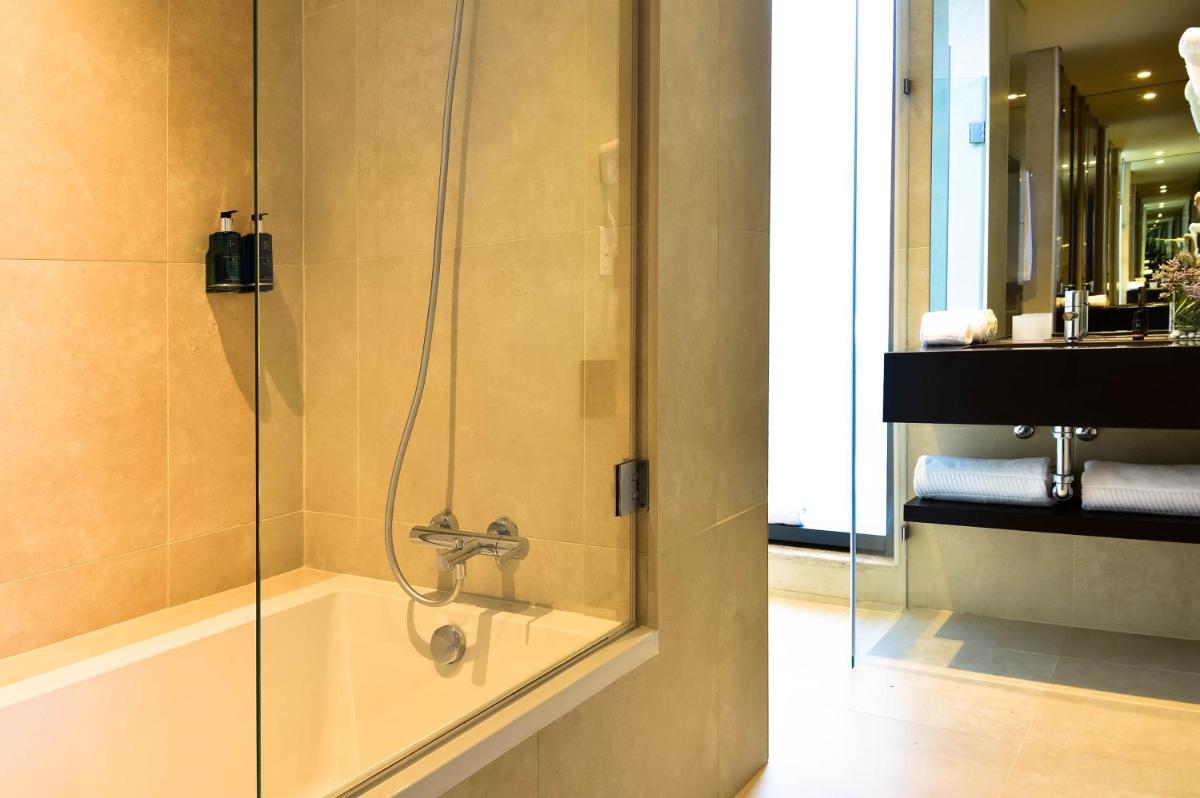 Uma casa de banho em The Prime Energize Hotel & SPA - Algarve