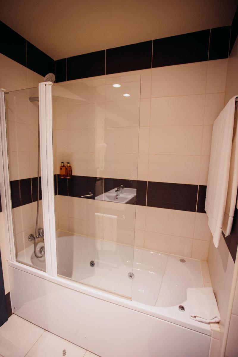 Uma casa de banho em The Prime Energize Hotel & SPA - Algarve