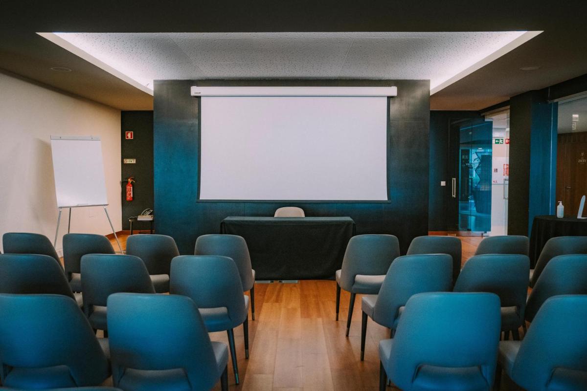 A área empresarial e/ ou a sala de conferências de The Views Baia - Adults Only