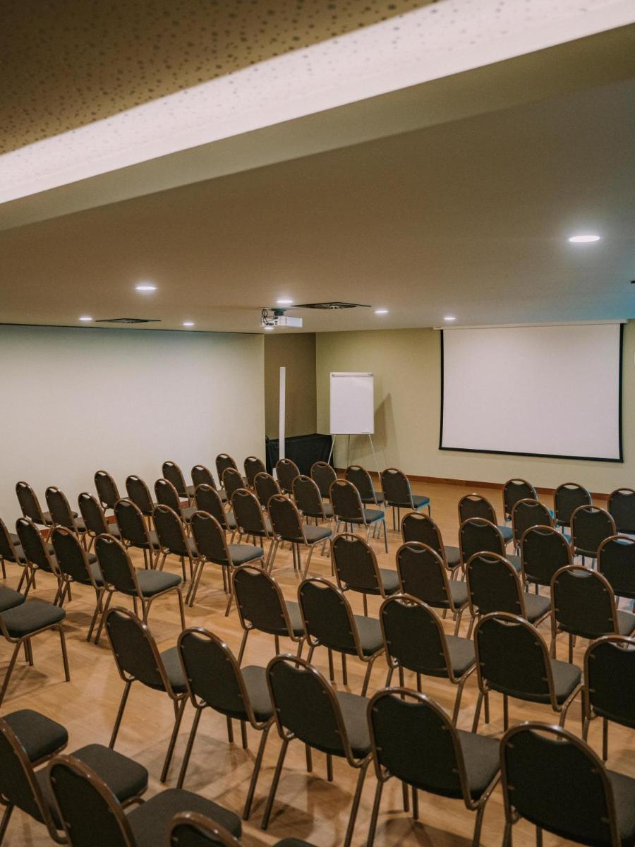 A área empresarial e/ ou a sala de conferências de The Views Baia - Adults Only