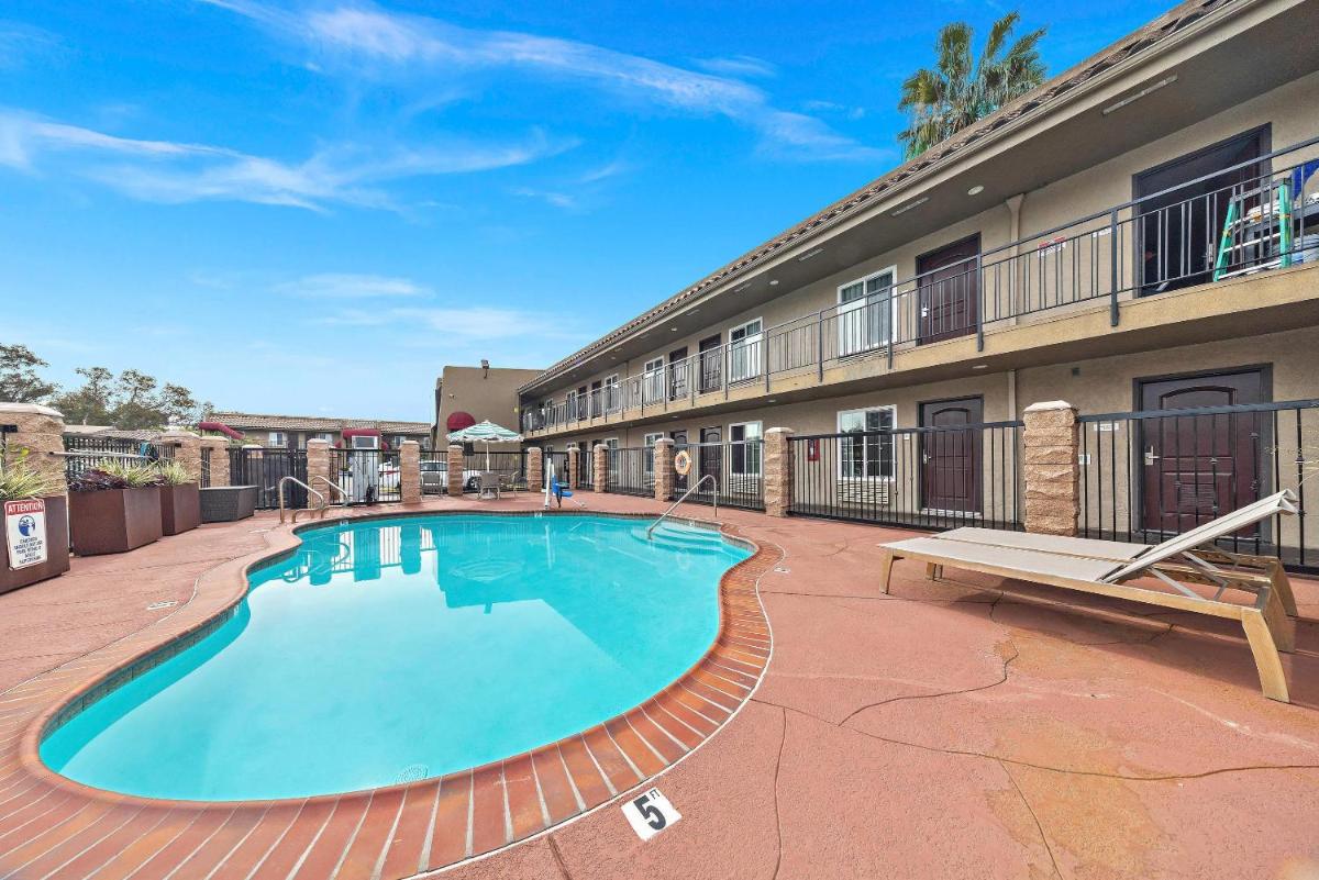 Econo Lodge Inn & Suites Escondido Downtown - Housity