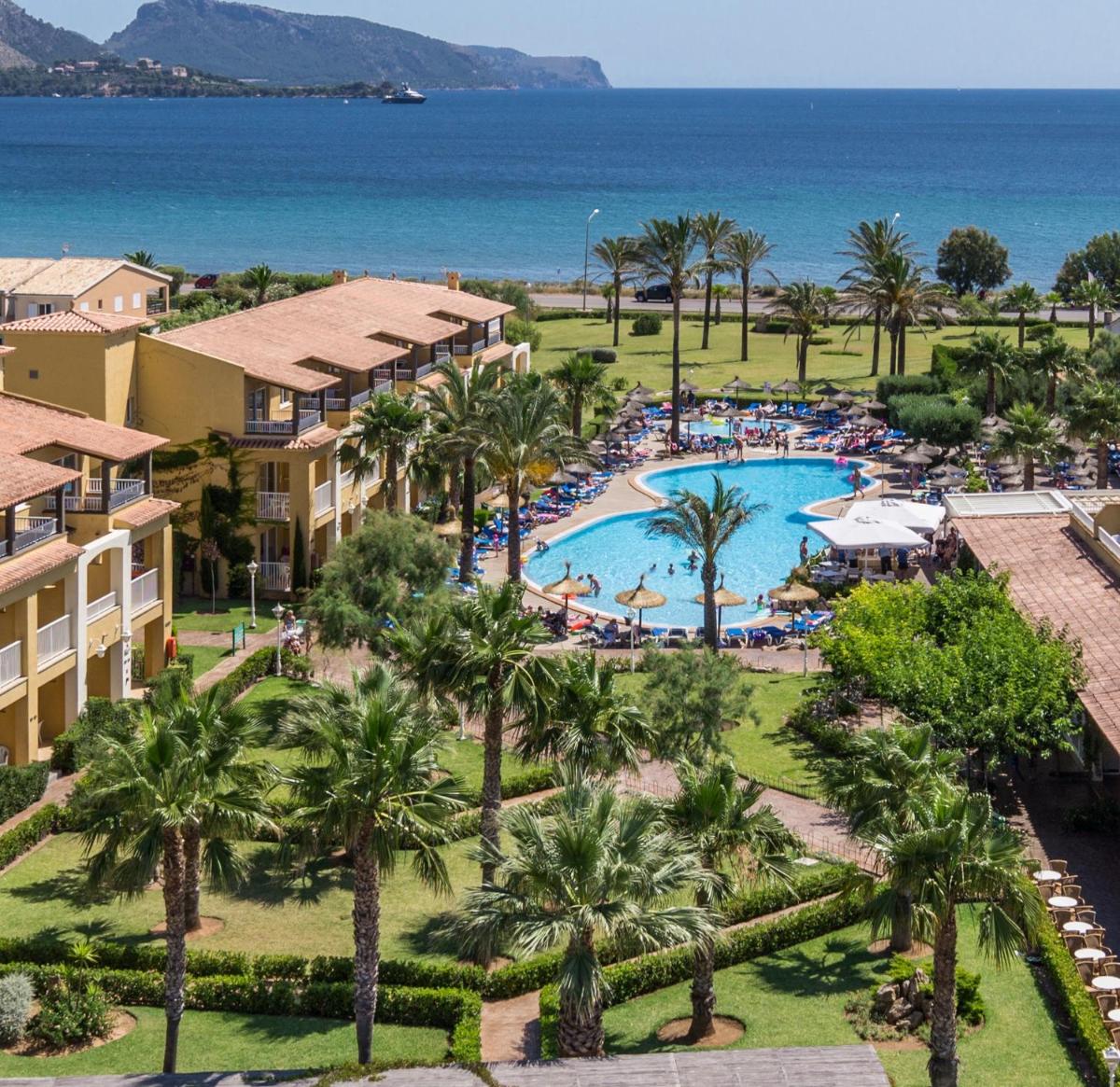 Una vista aérea de un resort con piscina y el océano. en Club del Sol Aparthotel, en Puerto Pollensa