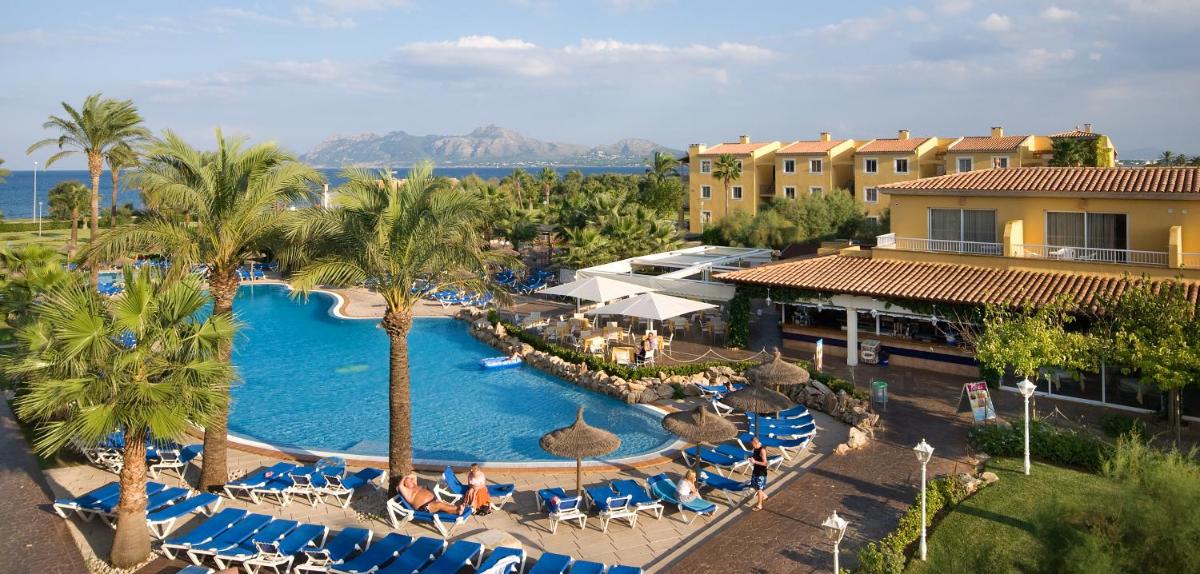Una vista aérea de un complejo turístico con piscina. en Club del Sol Aparthotel, en Puerto Pollensa