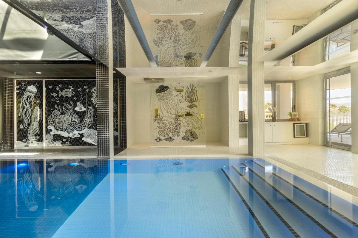 une grande piscine dans une maison avec piscine dans l'établissement nhow Marseille, à Marseille 83 autres photos