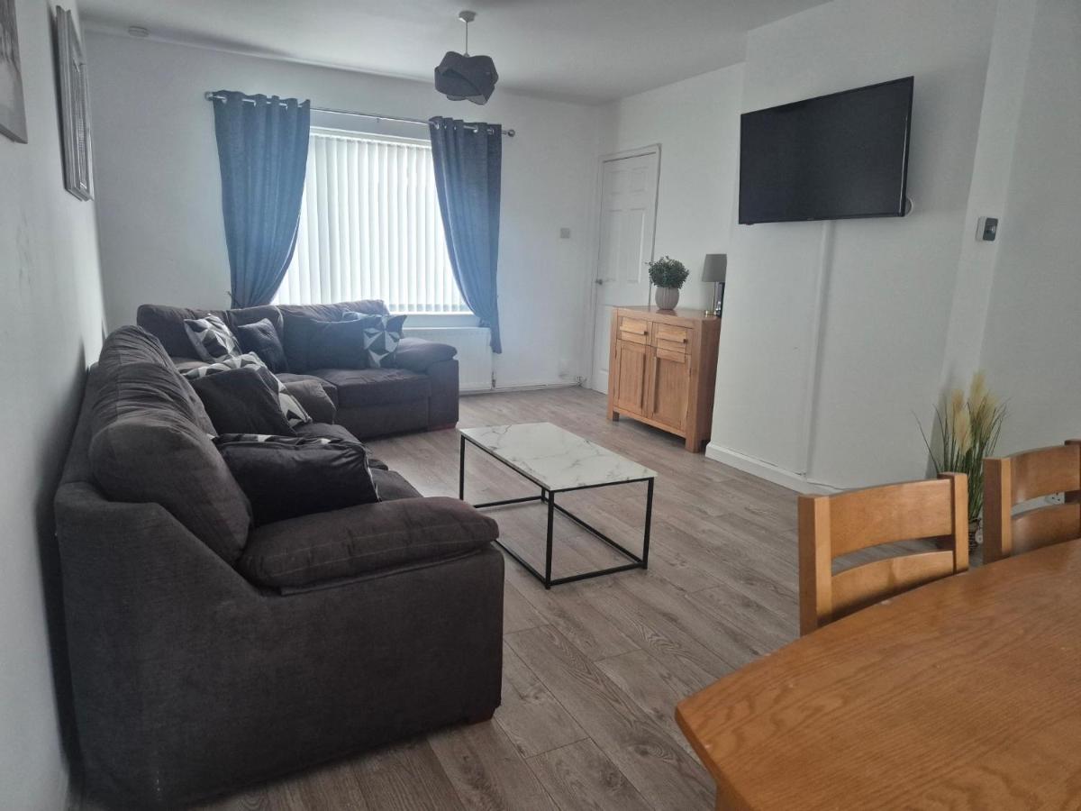 3 bedroom house-Ellesmere Port - Housity