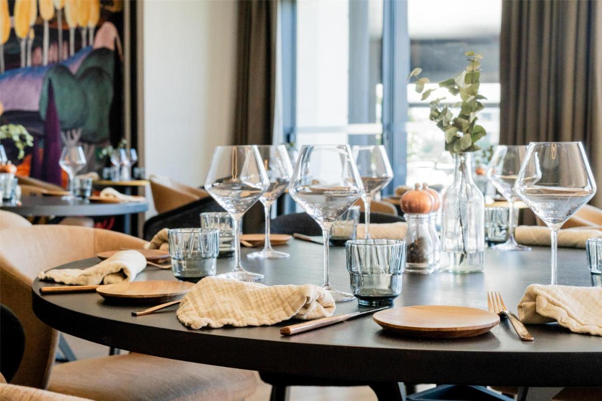 une table avec des verres à vin et des serviettes dessus dans l'établissement Best Western Plus Le Fairway Hotel & Spa Golf d'Arras, à Anzin-Saint-Aubin