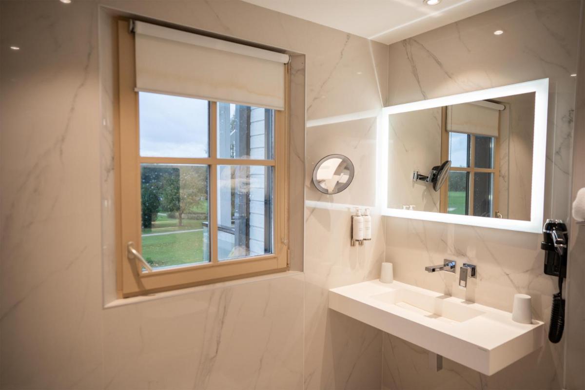 une salle de bains avec lavabo et fenêtre dans l'établissement Best Western Plus Le Fairway Hotel & Spa Golf d'Arras, à Anzin-Saint-Aubin