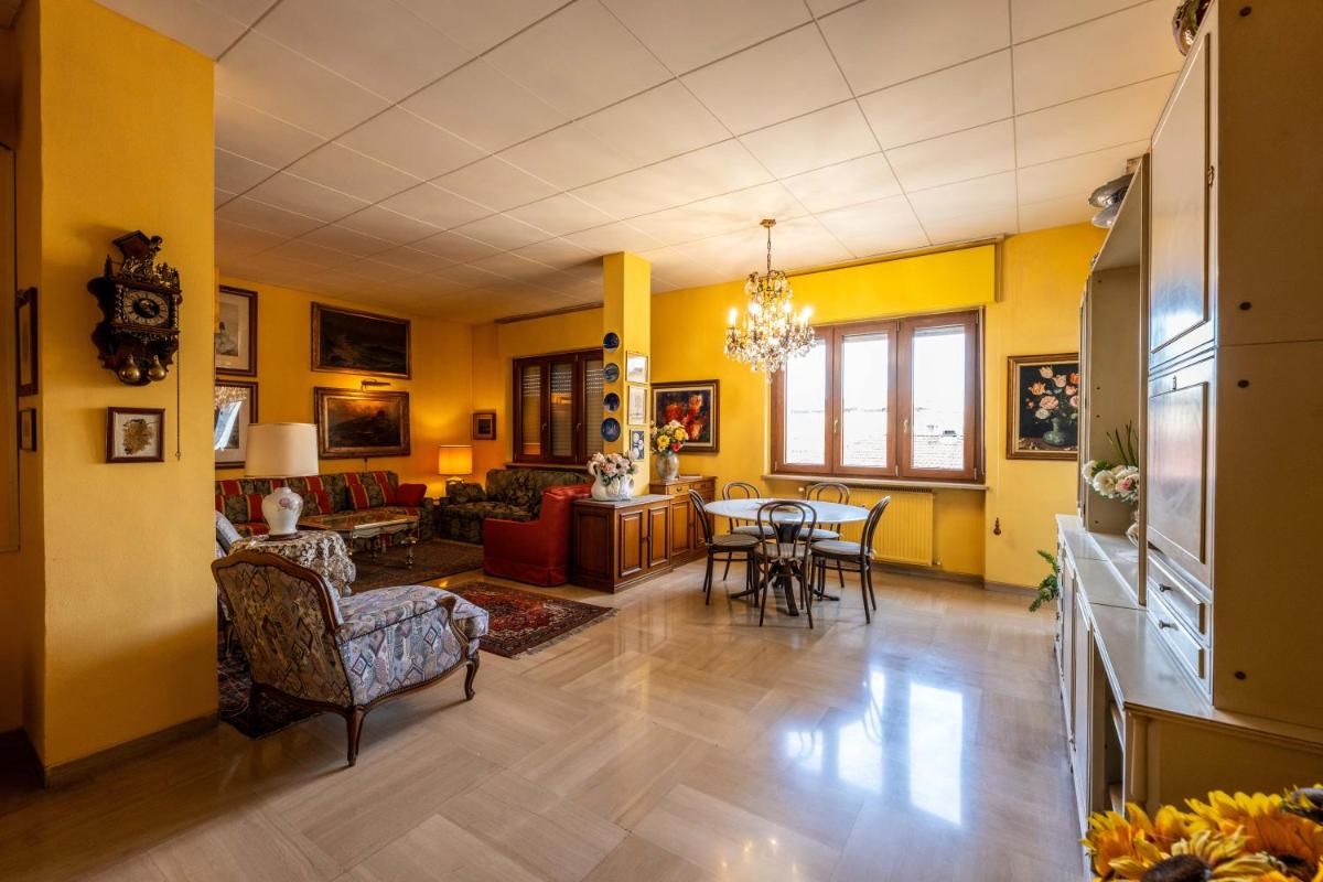 Sunflower House - Housity