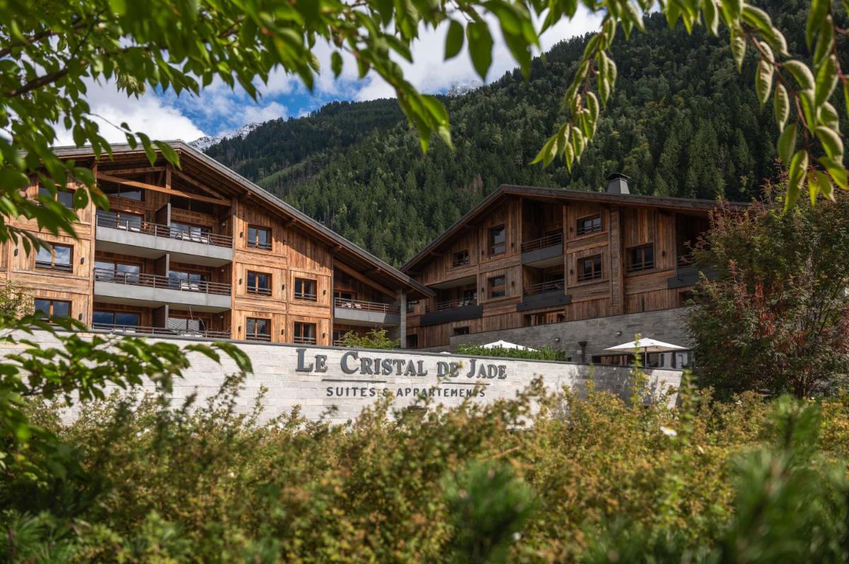 un bâtiment avec une enseigne indiquant « la casa puente inn » dans l'établissement MGM Hôtels & Résidences - Résidence Le Cristal de Jade, à Chamonix-Mont-Blanc