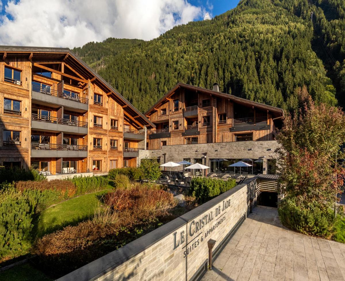 un hôtel dans les montagnes avec un pont dans l'établissement MGM Hôtels & Résidences - Résidence Le Cristal de Jade, à Chamonix-Mont-Blanc