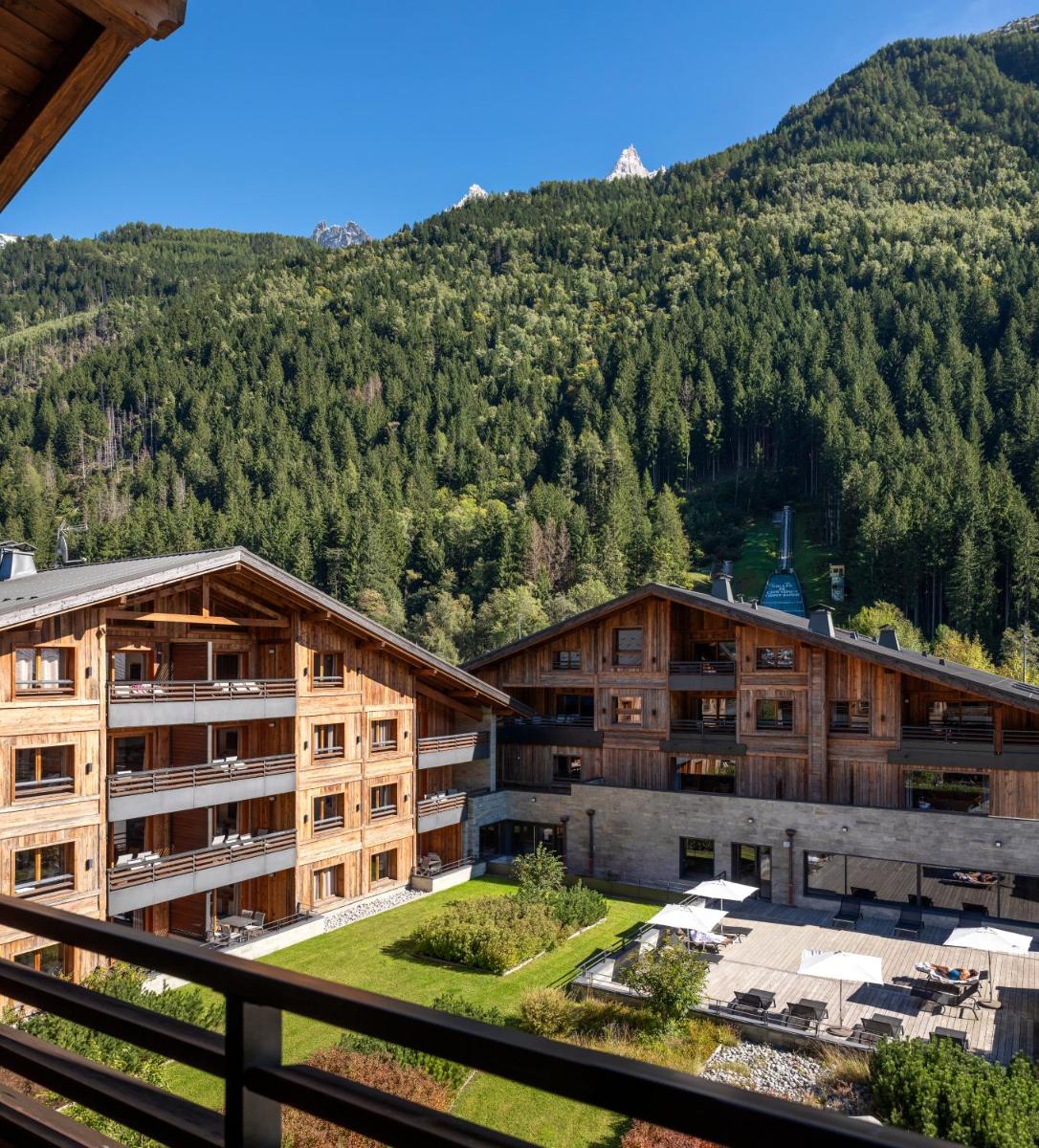 une vue d'un hôtel avec une montagne en arrière-plan dans l'établissement MGM Hôtels & Résidences - Résidence Le Cristal de Jade, à Chamonix-Mont-Blanc
