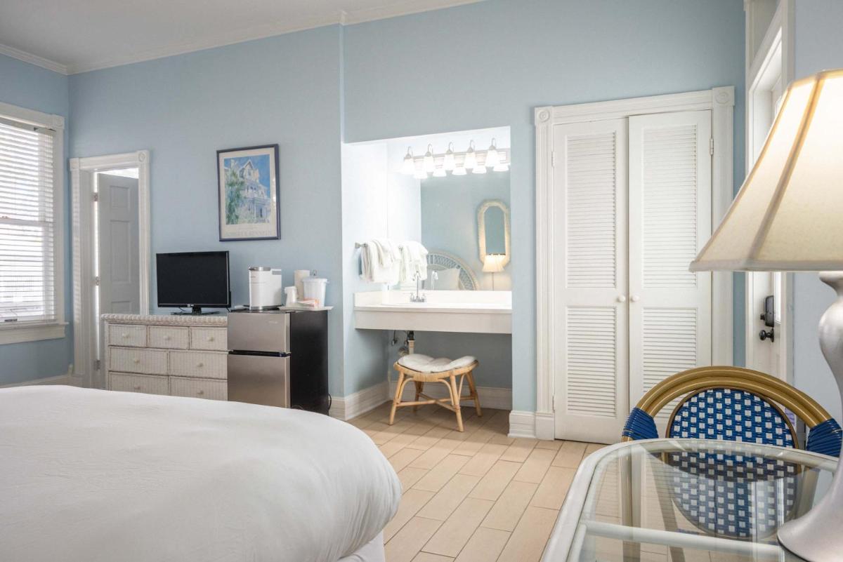 Deluxe Queen at the Curry Mansion - Parking & Heated Pool! - Hizvo