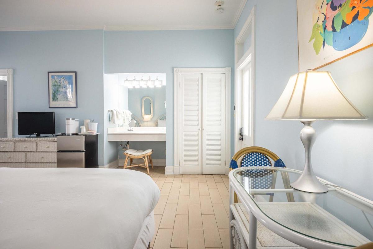 Deluxe Queen at the Curry Mansion - Parking & Heated Pool! - Hizvo