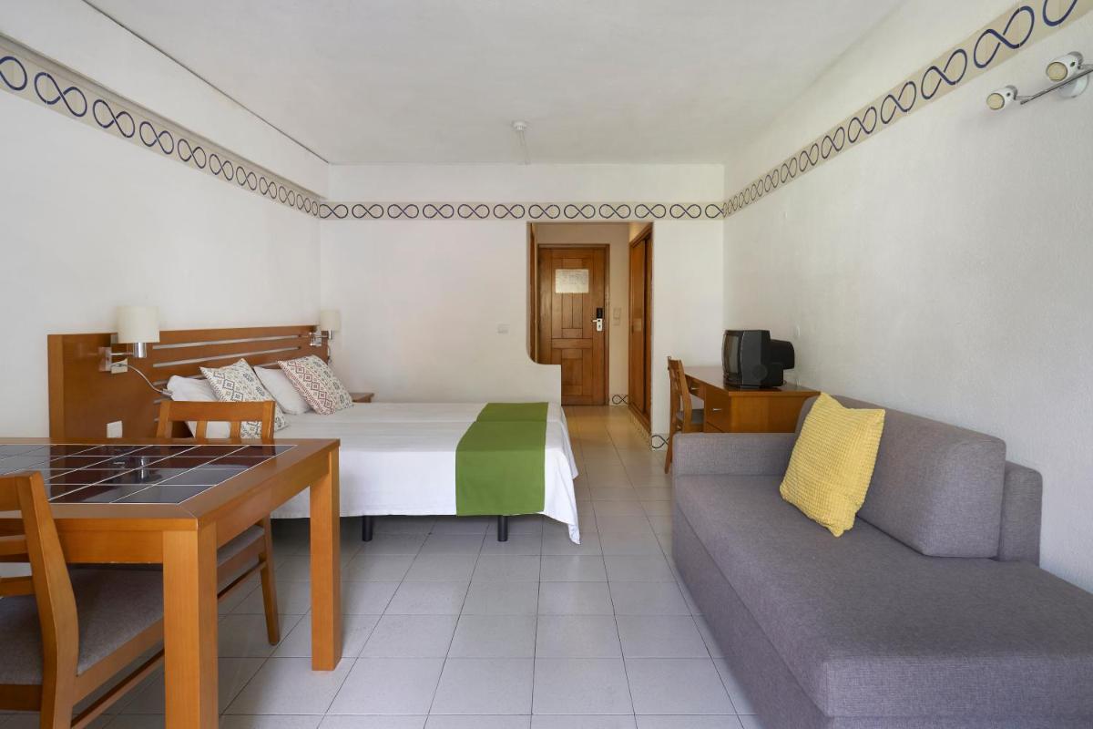 Uma área de estar em Golden Club Cabanas