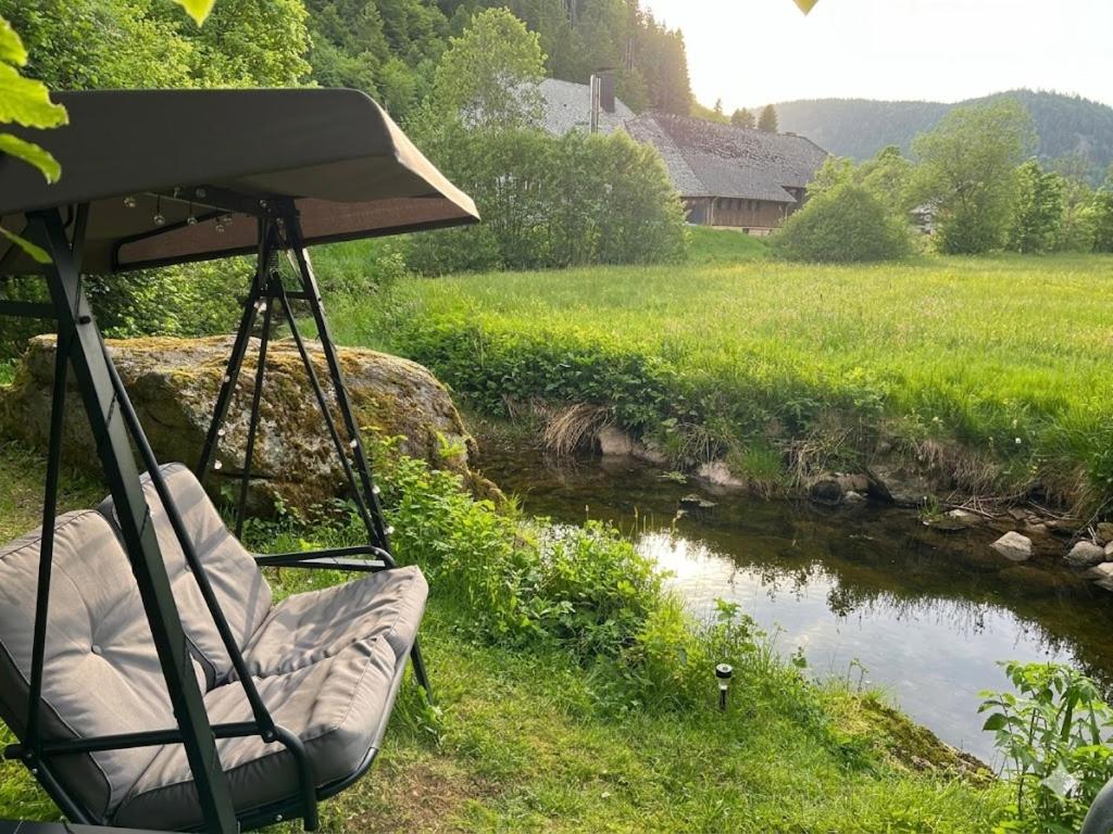 Großer Garten mit Grill,-Spiel und Sitzmöglichkeiten-umgeben von schöner Natur-Ferienhaus Albmatte - Housity