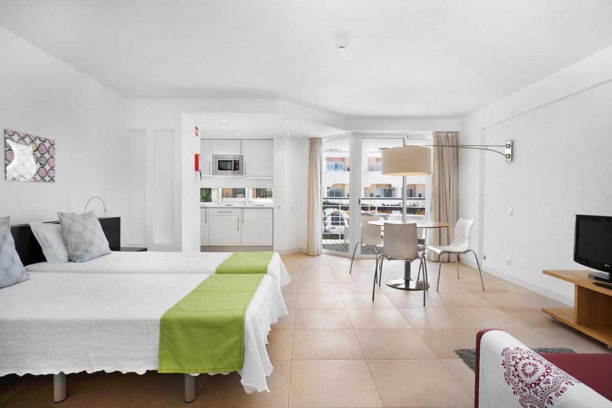 Uma cama ou camas num quarto em Golden Club Cabanas