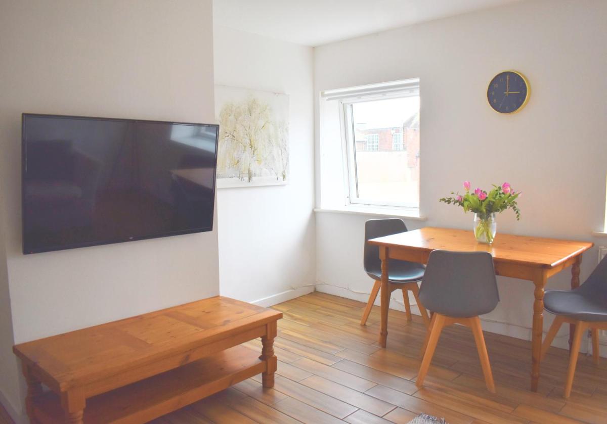 Cathedral View, Spacious City Centre, One Bedroom Flat - Chichester Holiday Properties - Hizvo