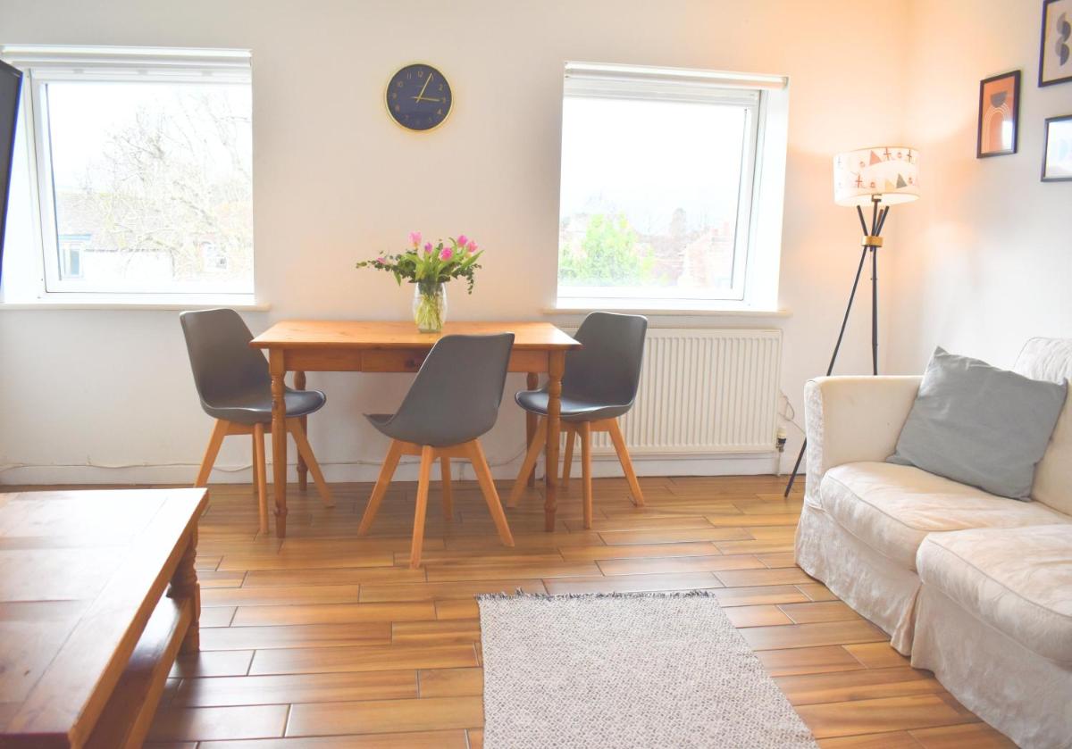 Cathedral View, Spacious City Centre, One Bedroom Flat - Chichester Holiday Properties - Hizvo