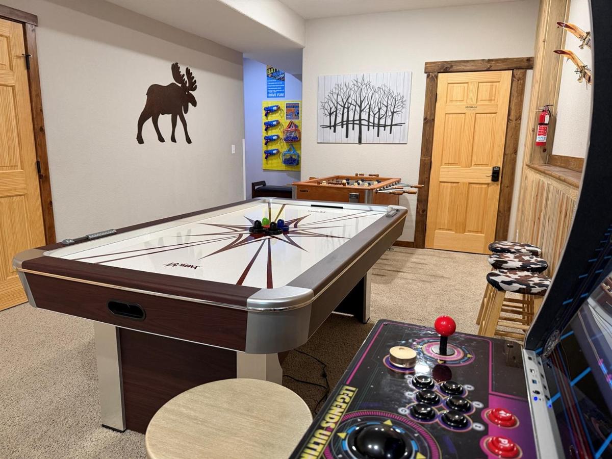 Sleeps 16 Walk to Grand Lake & Town Sauna, Theater & Game Room Lake View! - Housity