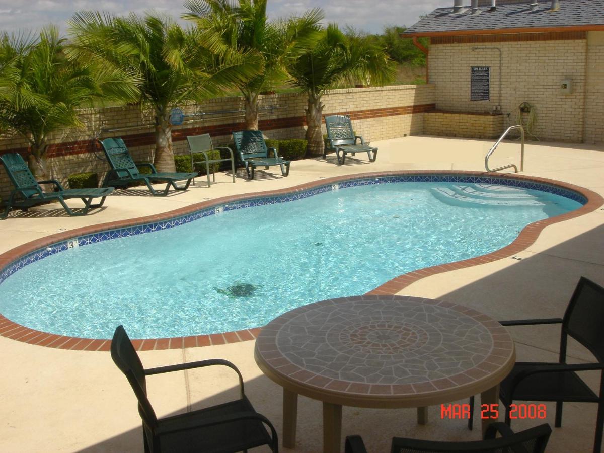 Oxford Inn and Suites Nasa - Housity