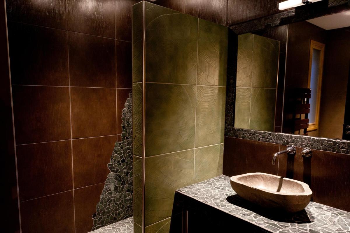 Salle de bains dans l'établissement Château de la Falque, The Originals Relais