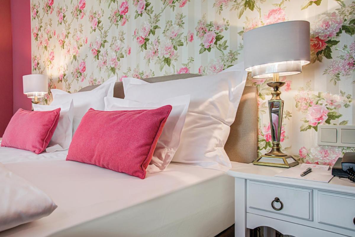 Ein Bett oder Betten in einem Zimmer der Unterkunft Wald & Schlosshotel Friedrichsruhe