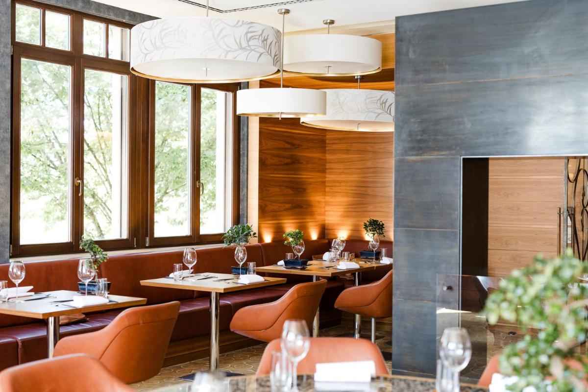 Ein Sitzbereich in der Unterkunft Wald & Schlosshotel Friedrichsruhe