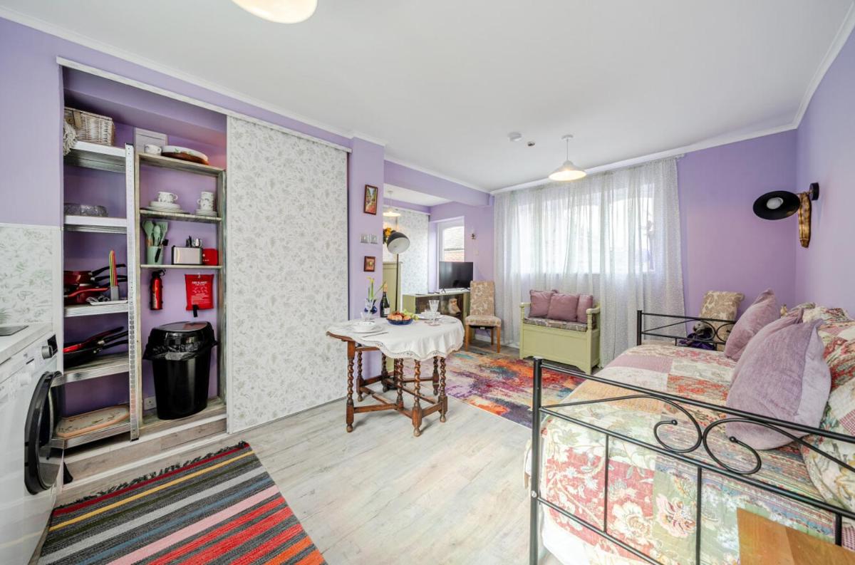 Colourful and Cosy Guest Studio in Great Bookham - Pass the Keys - Housity