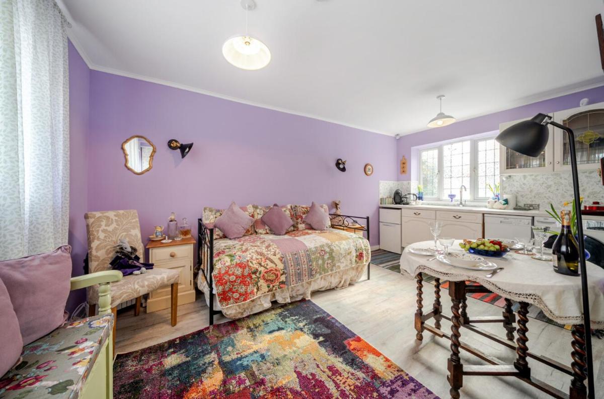 Colourful and Cosy Guest Studio in Great Bookham - Pass the Keys - Housity