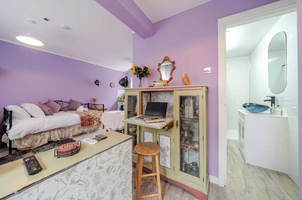 Colourful and Cosy Guest Studio in Great Bookham - Pass the Keys - Housity