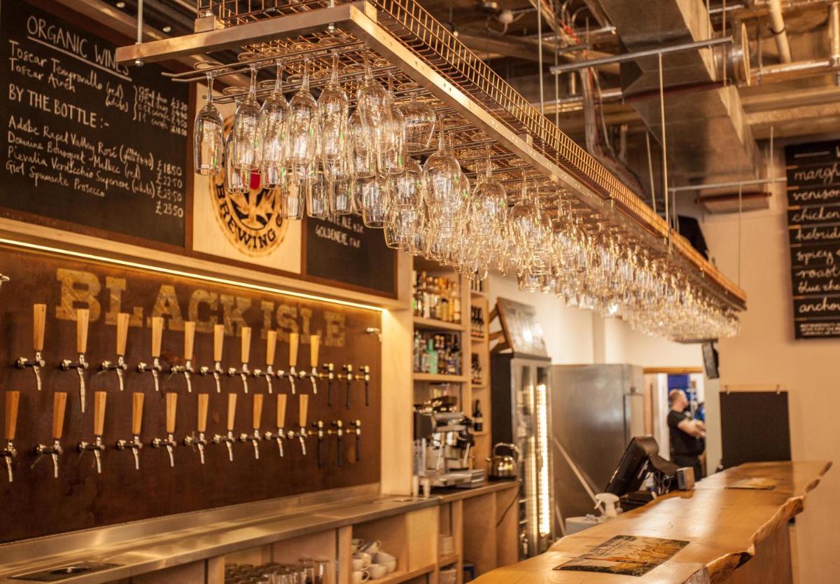 Black Isle Bar & Rooms - Housity