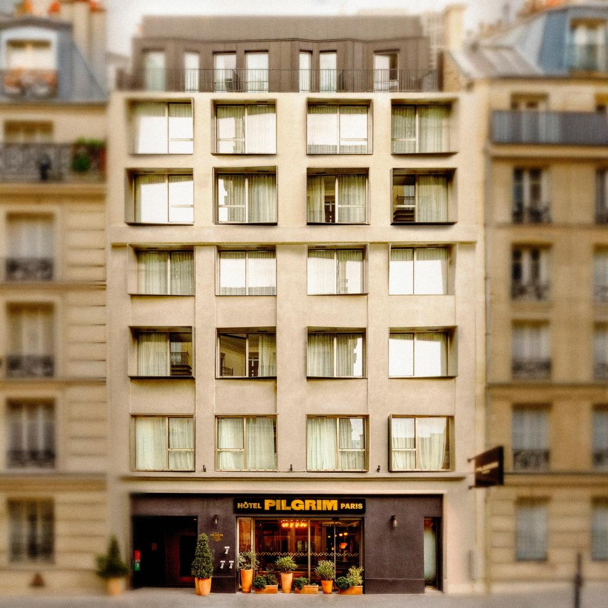 une maquette d'un bâtiment avec des plantes devant dans l'établissement Hôtel Pilgrim, à Paris