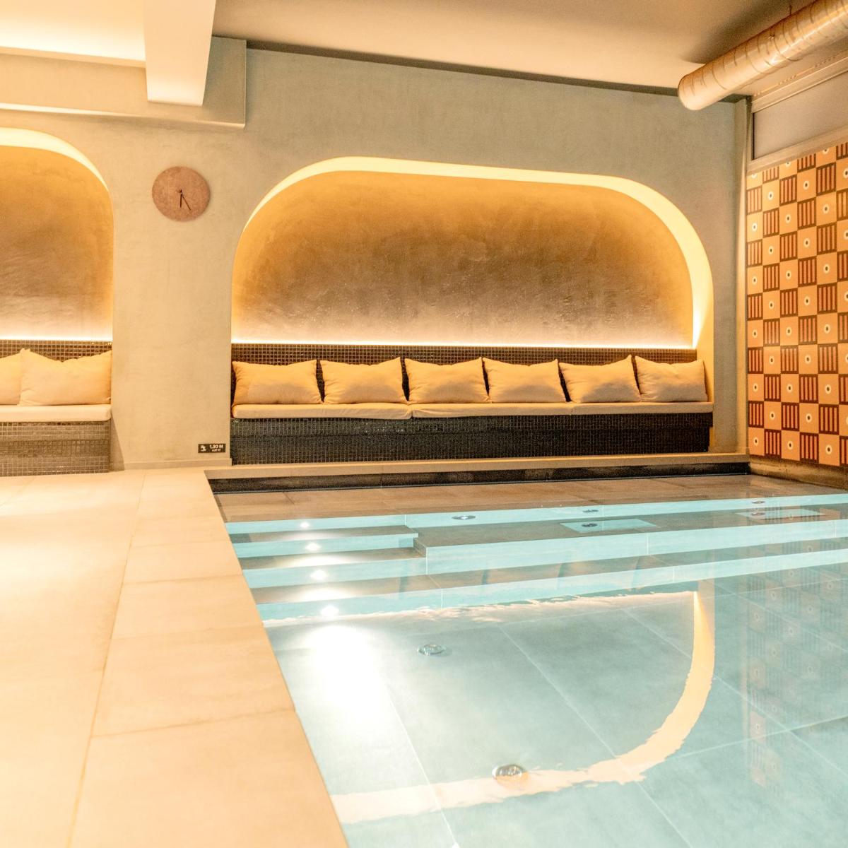 une piscine avec un canapé dans une chambre dans l'établissement Hôtel Pilgrim, à Paris