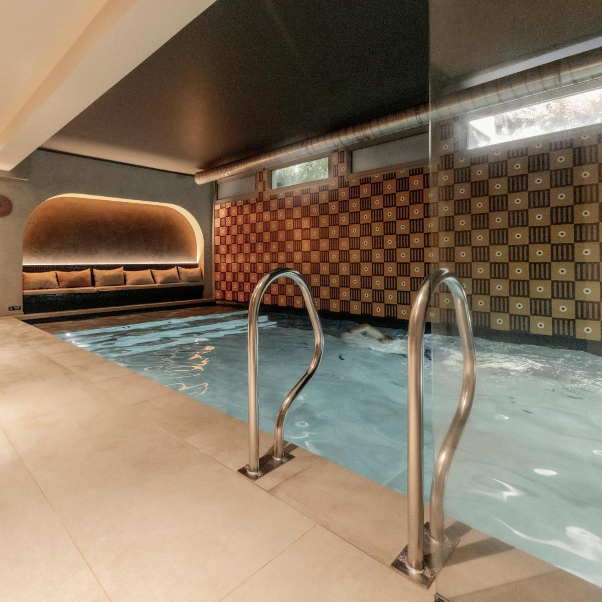 une piscine avec bain à remous dans l'établissement Hôtel Pilgrim, à Paris
