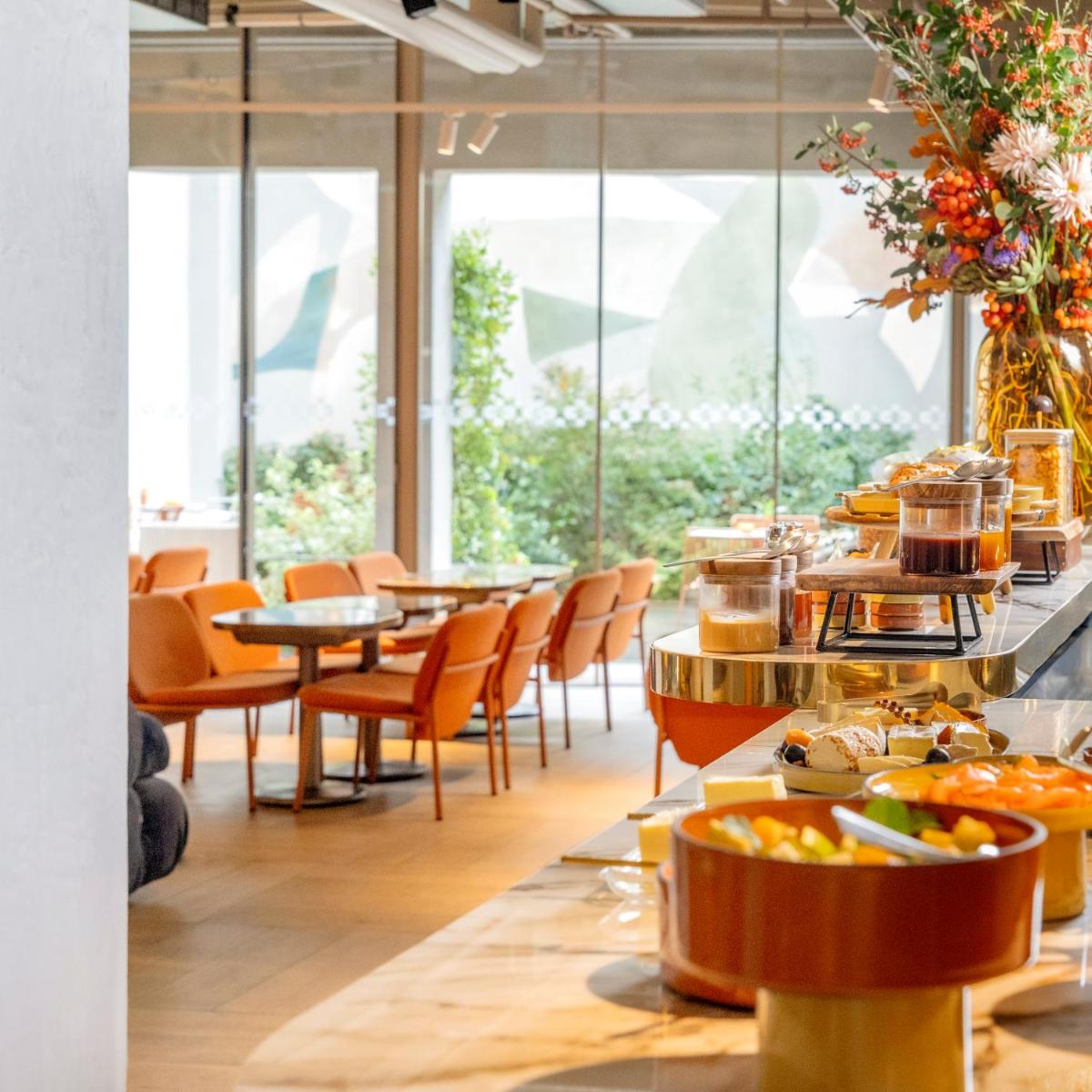 une ligne de buffet avec des tables et des chaises dans un restaurant dans l'établissement Hôtel Pilgrim, à Paris