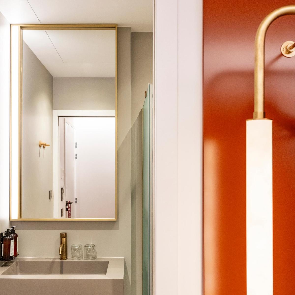 Salle de bains dans l'établissement Hôtel Pilgrim