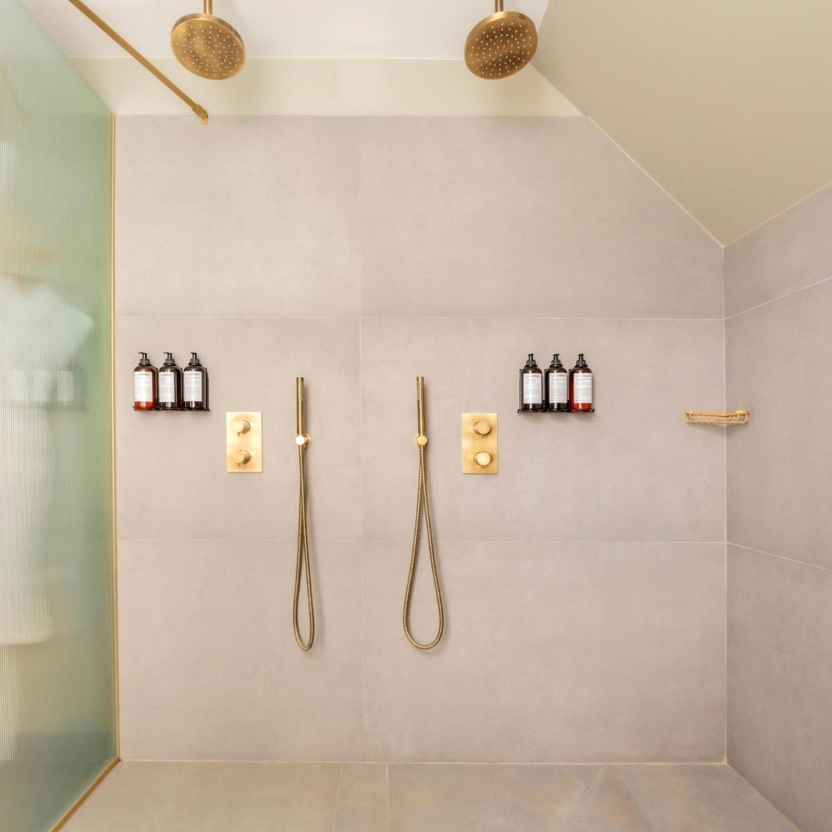 Salle de bains dans l'établissement Hôtel Pilgrim