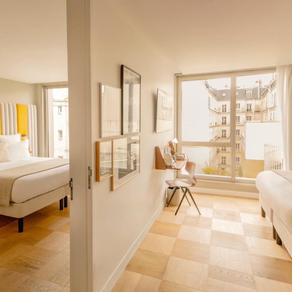 une chambre avec un lit et une fenêtre dans l'établissement Hôtel Pilgrim, à Paris