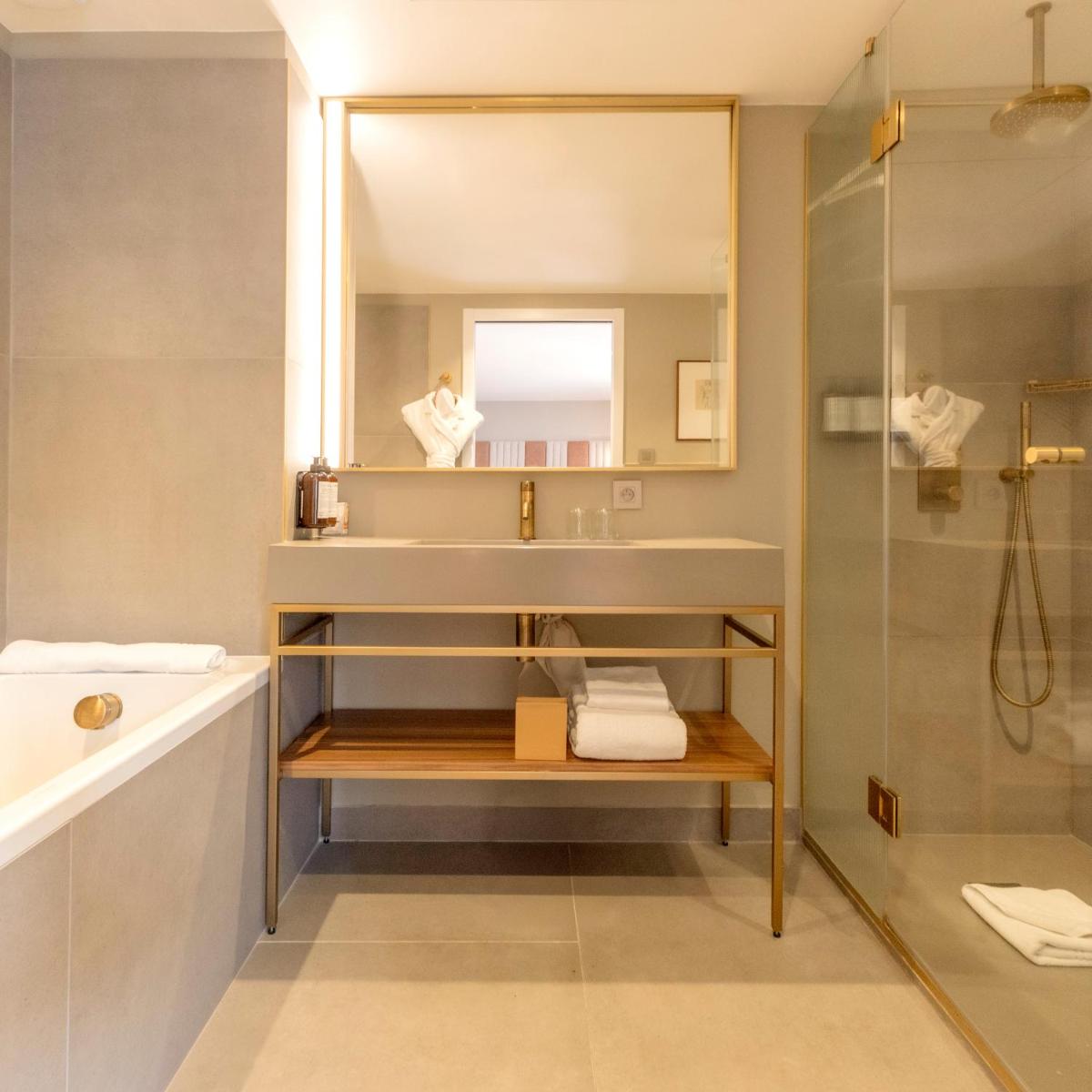 Salle de bains dans l'établissement Hôtel Pilgrim