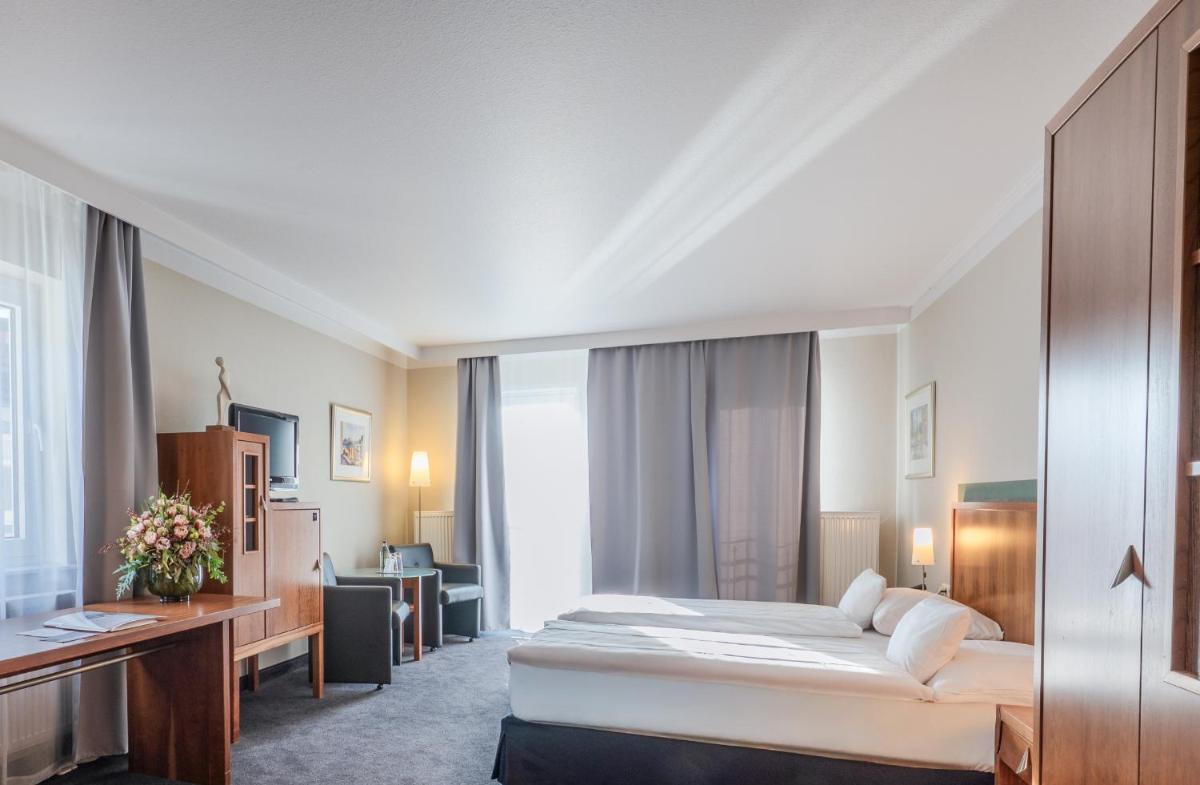 Seehotel Niedernberg - Das Dorf am See - Housity