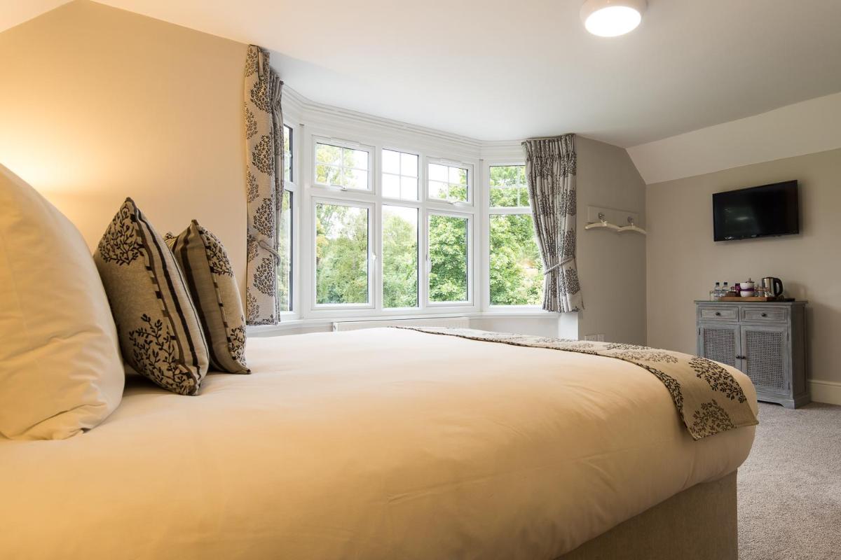 The Maple Manor Hotel and guest holiday parking - Housity
