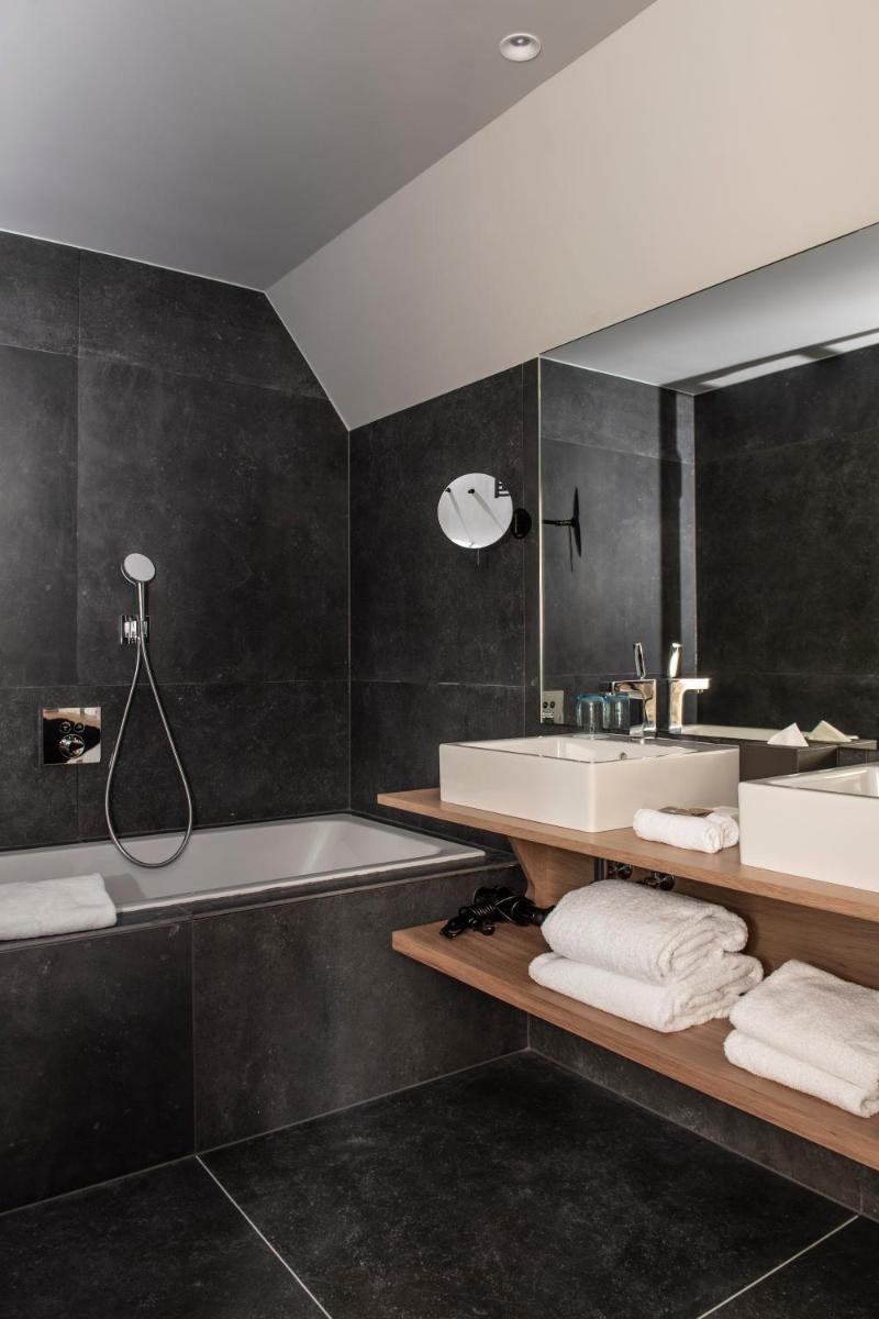 Salle de bains dans l'établissement Relais et Châteaux Le Chambard