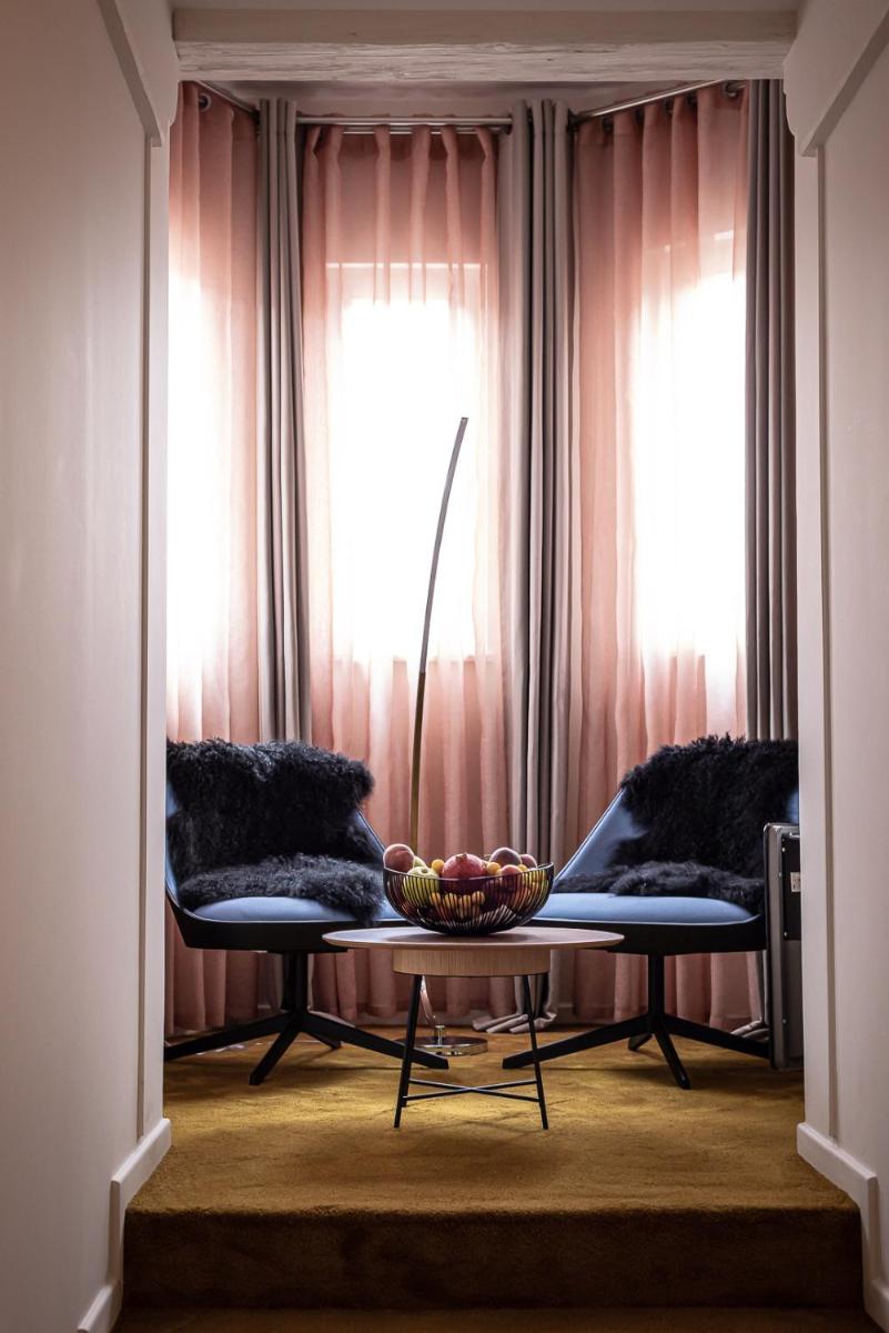Coin salon dans l'établissement Relais et Châteaux Le Chambard