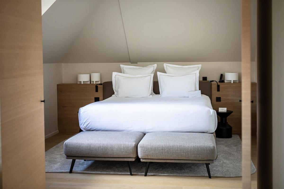 Un ou plusieurs lits dans un hébergement de l'établissement Relais et Châteaux Le Chambard