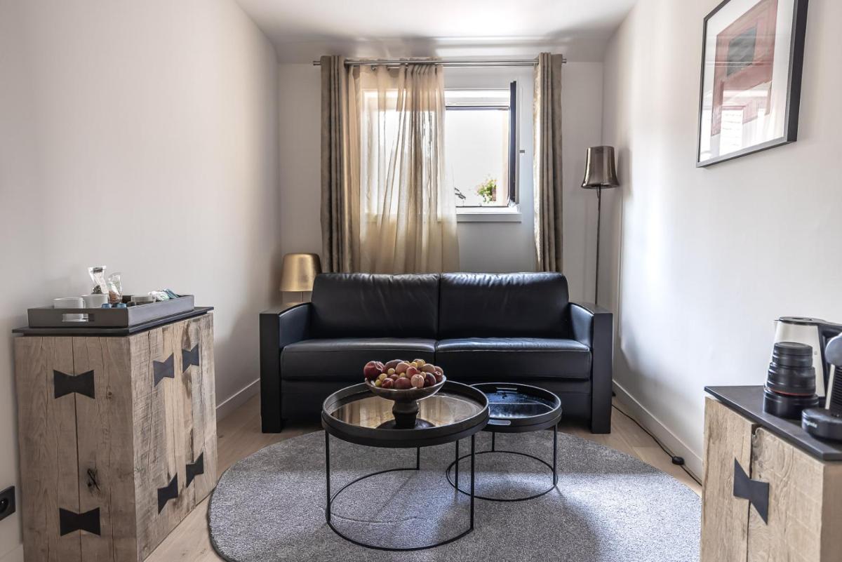 Coin salon dans l'établissement Relais et Châteaux Le Chambard