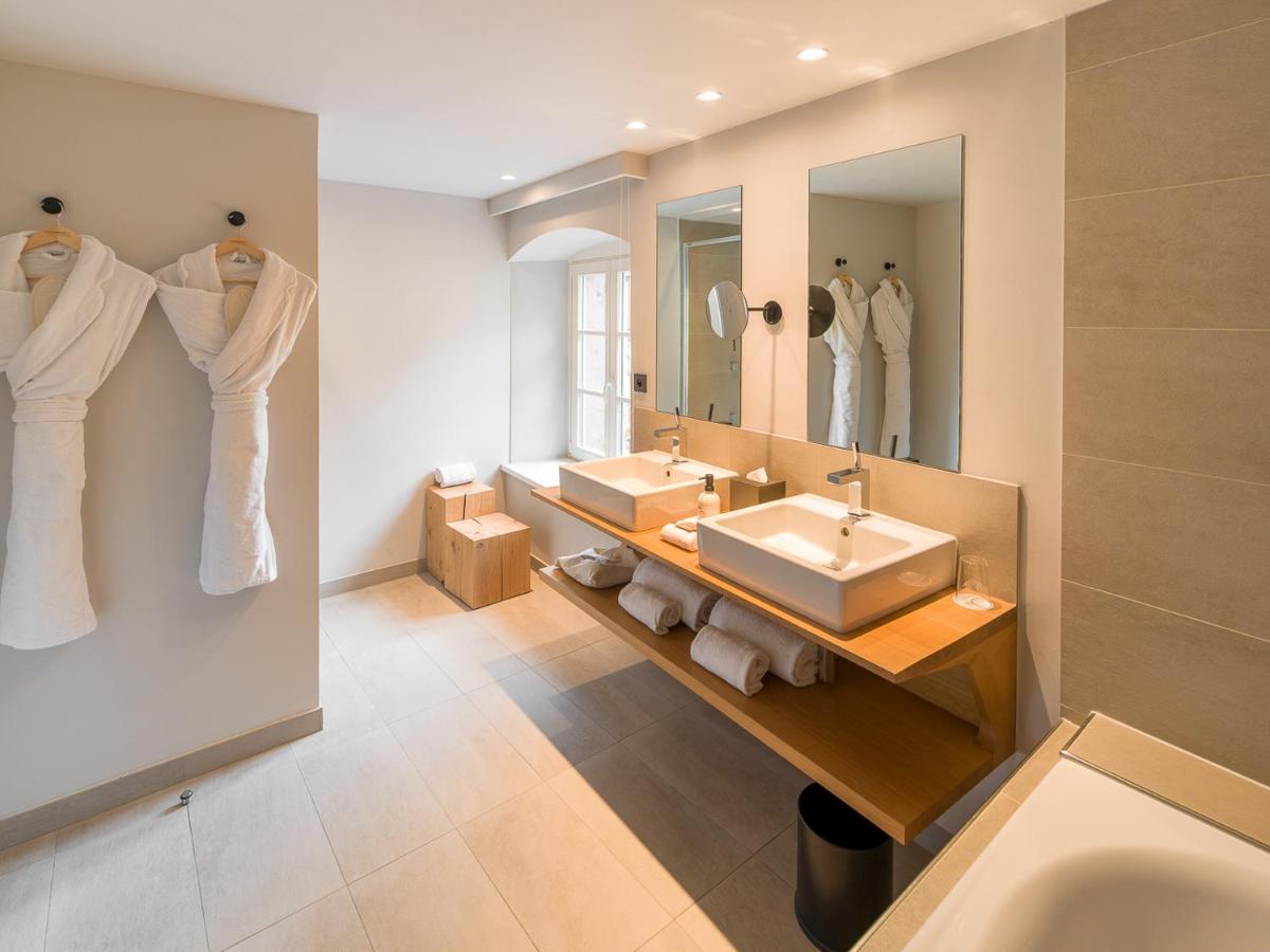Salle de bains dans l'établissement Relais et Châteaux Le Chambard